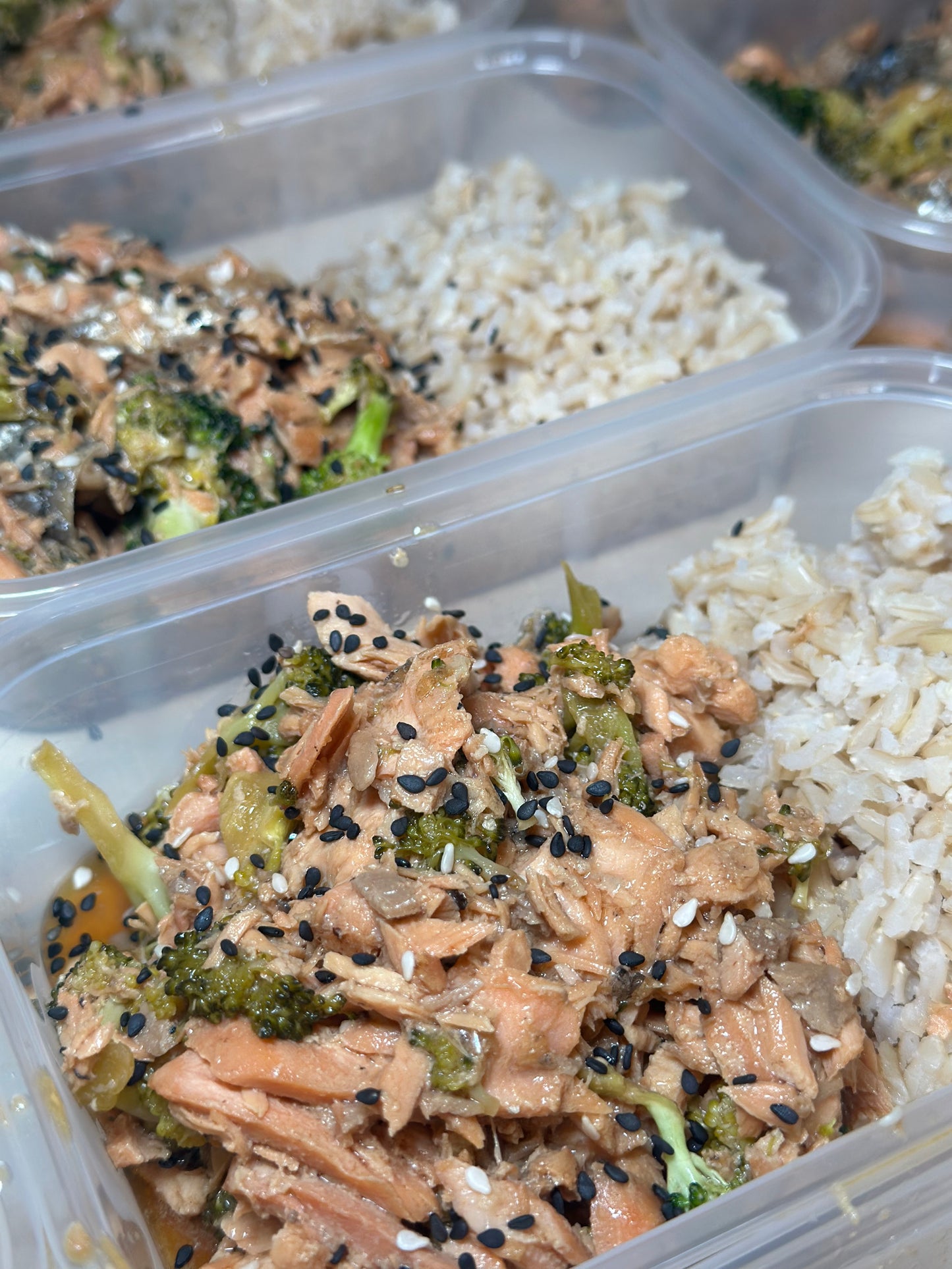 F1 Salmon & Broccoli Stir Fry with Wholegrain Rice. 384 calories: 39GC/32GF/33GP